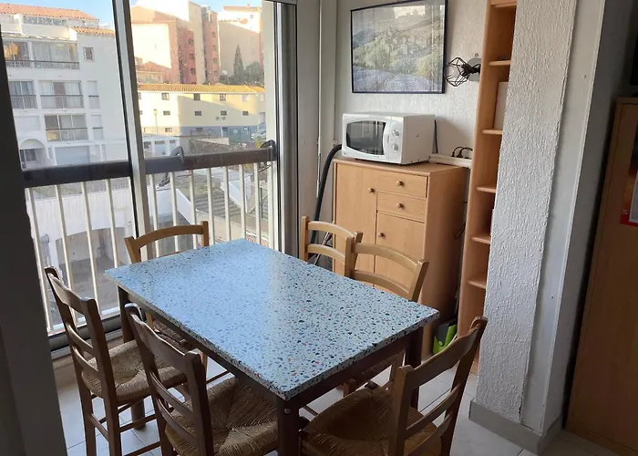 Cap Pres Port Commerces Agde